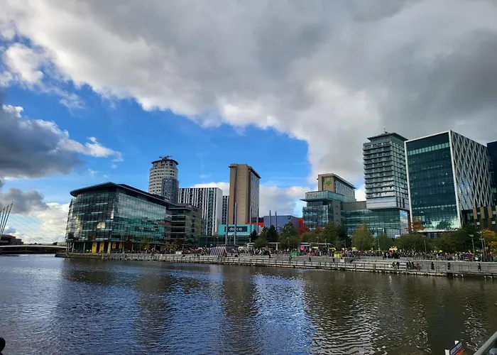Luxury 2 Bed Apt On River, Wifi, Parking, Garden